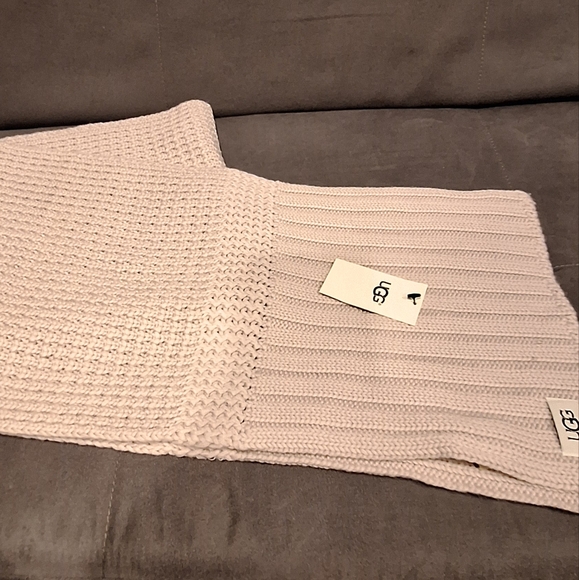 UGG Knit Scarf & free UGGH socks - Picture 15 of 16